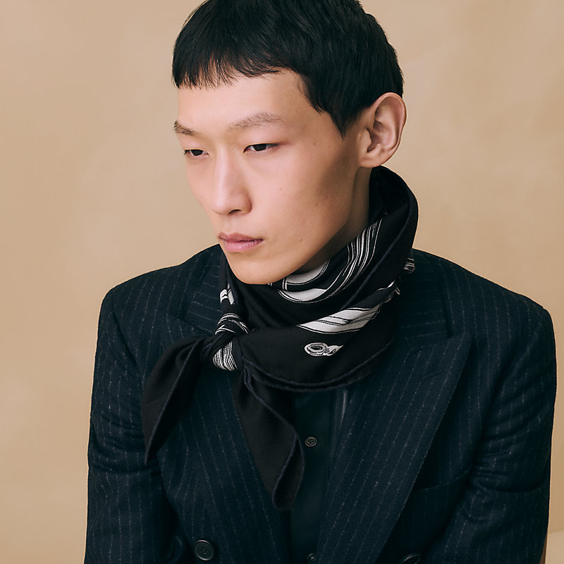 HERMES エルメス ツイリー スカーフ アトラージュのバックル カレH 100 《アトラージュのバックル》 | Hermès - エルメス-公式サイト